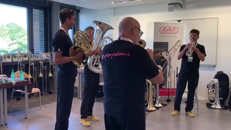 Petit concert du quintette Alp'Penta Brass au stand Adams à Mamers